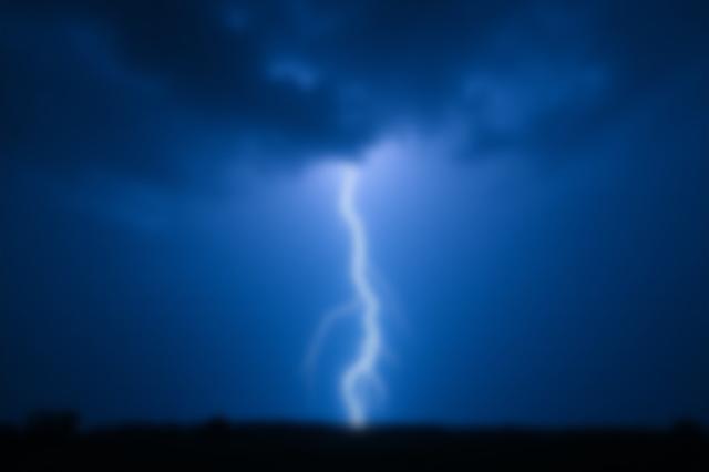 雷が落ちる瞬間のドラマチックな写真